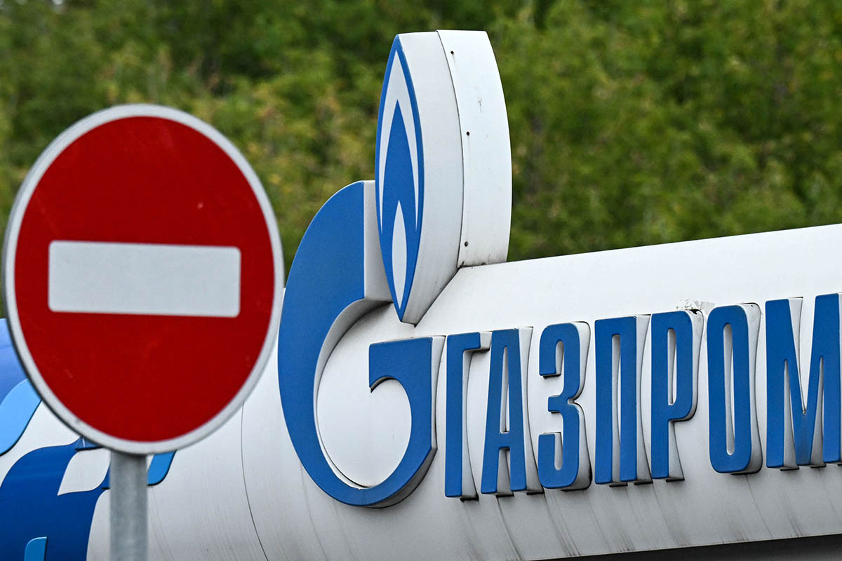 Логотип «Газпрома» на автозаправочной станции в Москве. Фото Kirill KUDRYAVTSEV/AFP/Scanpix/LETA