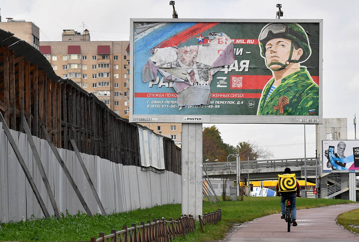Рекламный щит в Санкт-Петербурге. Фото Olga MALTSEVA/AFP/Scanpix/LETA