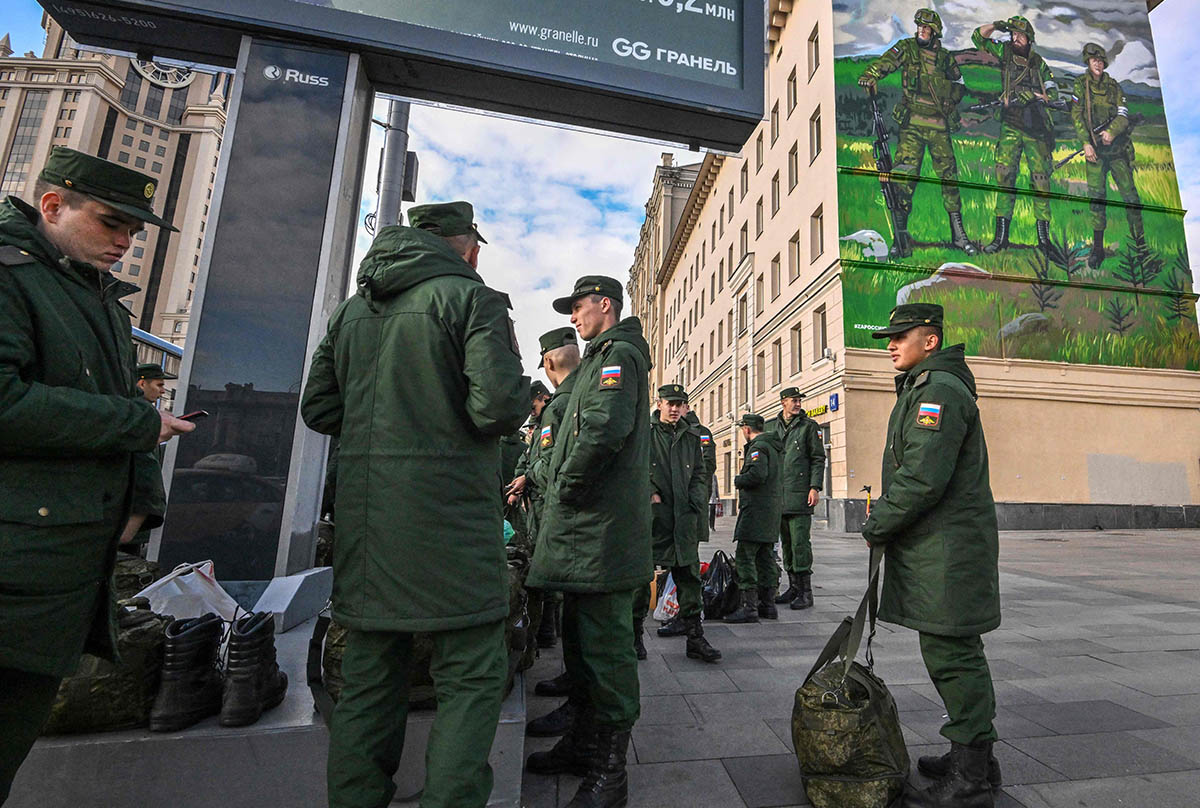 Мобилизованные в ожидании отправления с Павелецкого вокзала в центре Москвы. Фото Yuri KADOBNOV/AFP/Scanpix/Leta