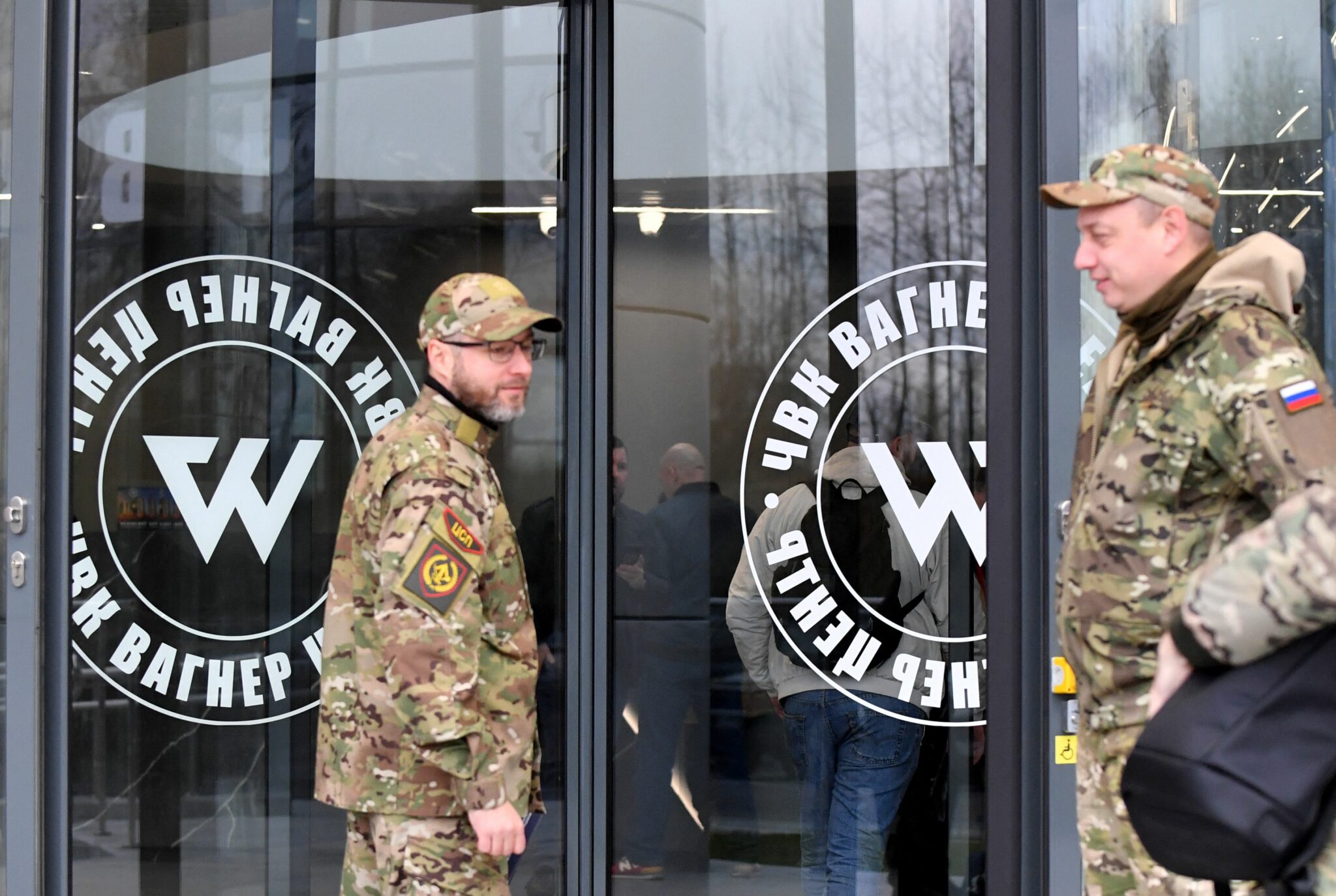 Люди в форме на входе в "ЧВК Вагнер Центр". Фото Olga MALTSEVA/AFP/Scanpix/Leta