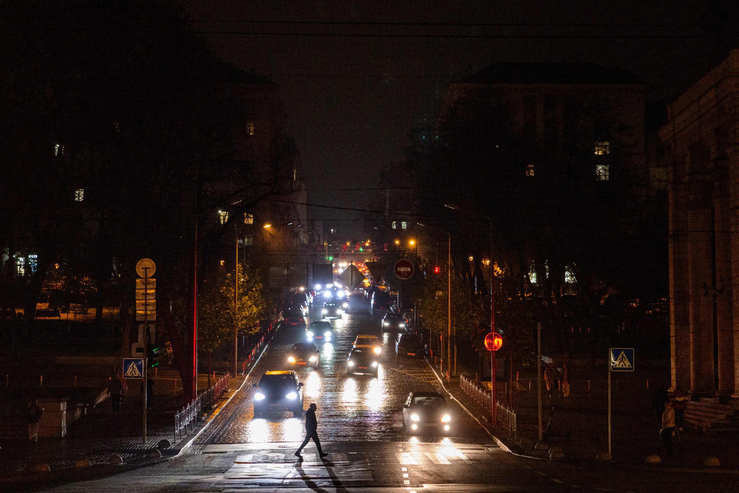 Пешеход на одной из киевских улиц во время отключения в городе электроэнергии 10 ноября. Фото Dimitar DILKOFF/AFP/Scanpix/Leta.
