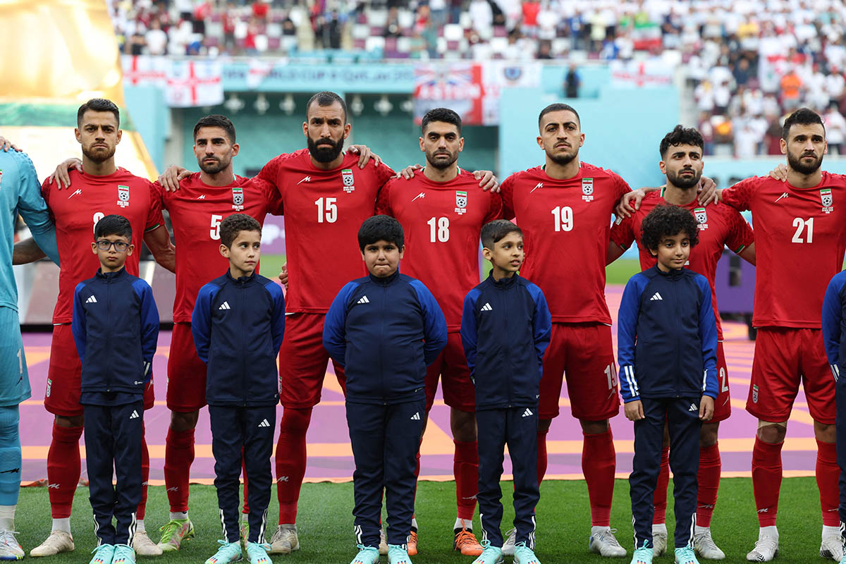 Иранские игроки слушают национальный гимн перед футбольным матчем группы B чемпионата мира 2022 года в Катаре между Англией и Ираном на международном стадионе Халифа в Дохе, 21 ноября 2022 года. Фото FADEL SENNA/AFP/Scanpix/Leta