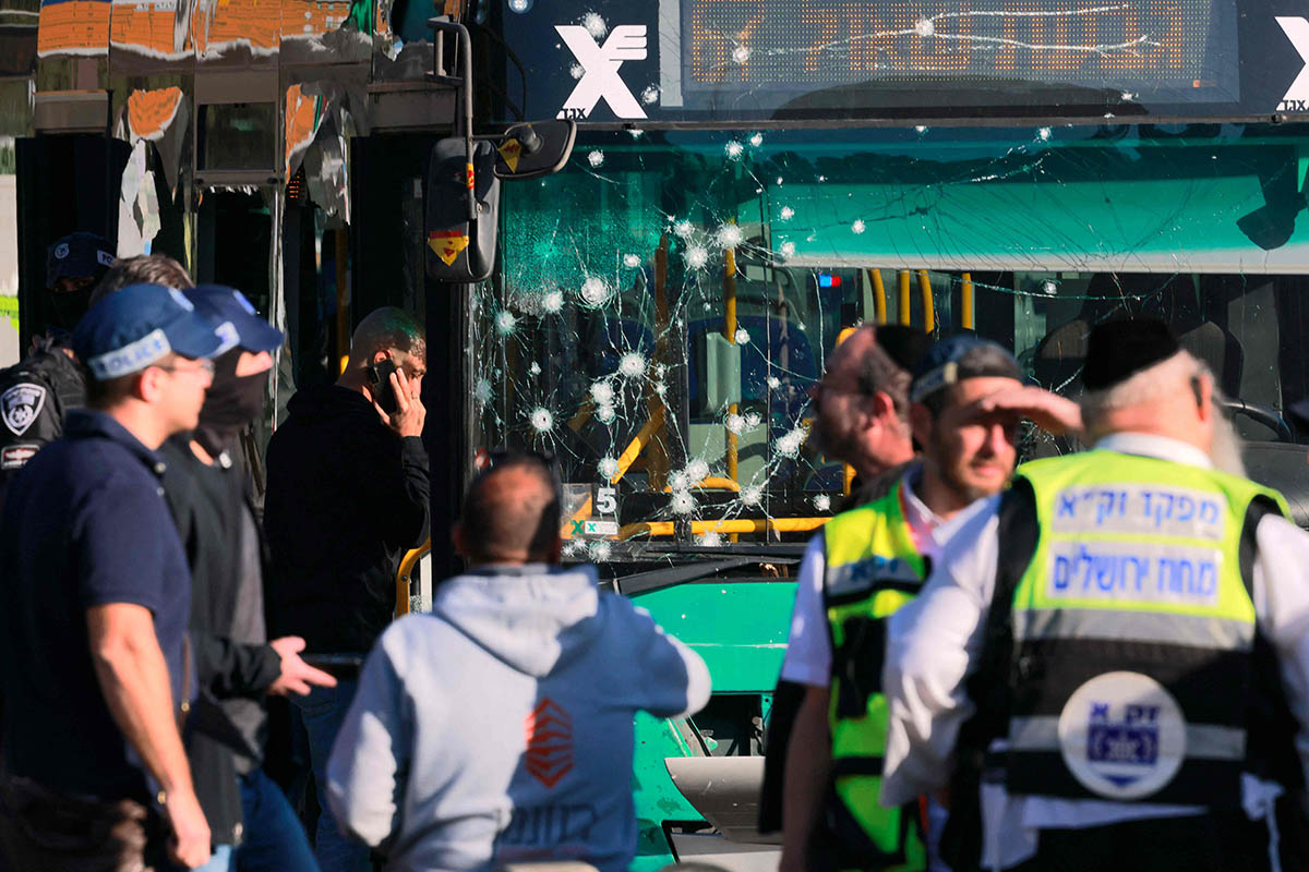 Израильские силы безопасности и медики собираются в Иерусалиме после взрывана автобусной остановке в Иерусалиме. 23 ноября 2022 года. Фото Menahem KAHANA/AFP/Scanpix/LETA
