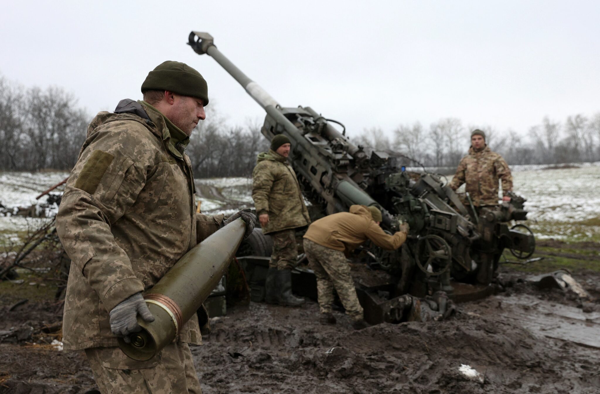 Украинские артиллеристы готовят гаубицу М777 к стрельбе. Фото  Anatolii STEPANOV/AFP/Scanpix/Leta