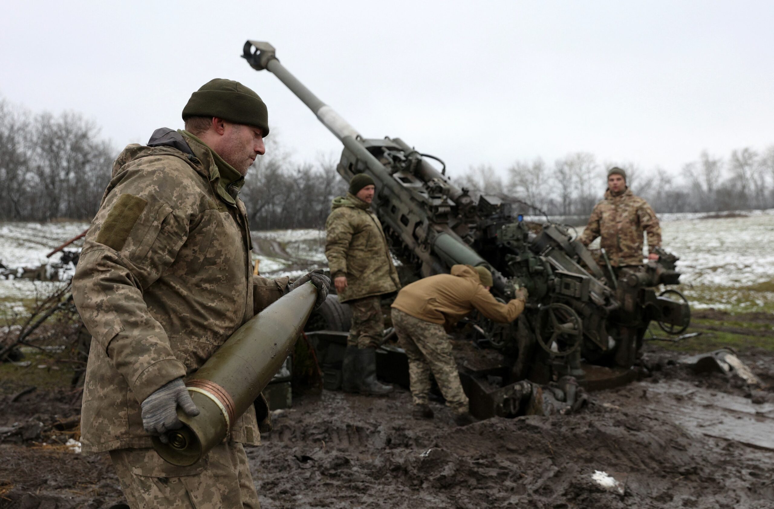 Украинские артиллеристы готовят гаубицу М777 к стрельбе. Фото Anatolii STEPANOV/AFP/Scanpix/Leta.