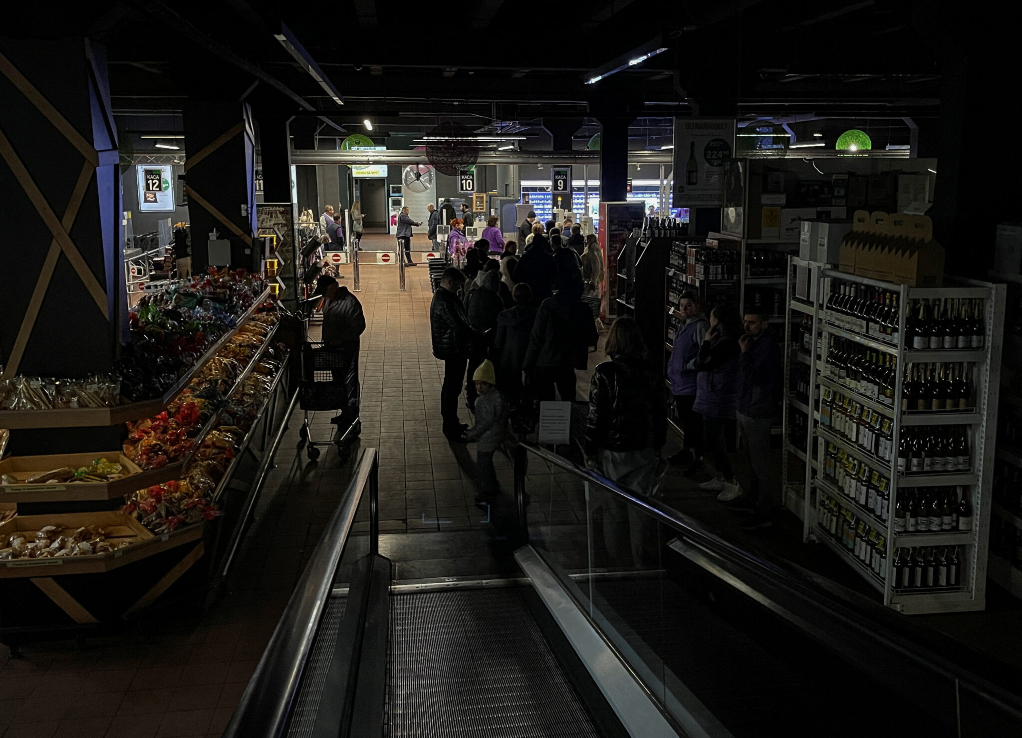 Киевляне в супермаркете во время перебоев с электричеством после российской атаки, 22 октября. Фото REUTERS/Gleb Garanich/Scanpix/Leta
