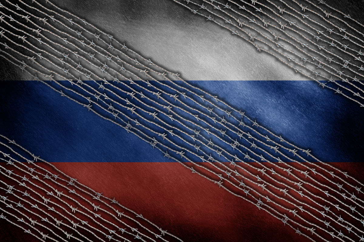 Колючая проволока на флаге РФ. Фото David Ziegler по лицензии Istockphoto