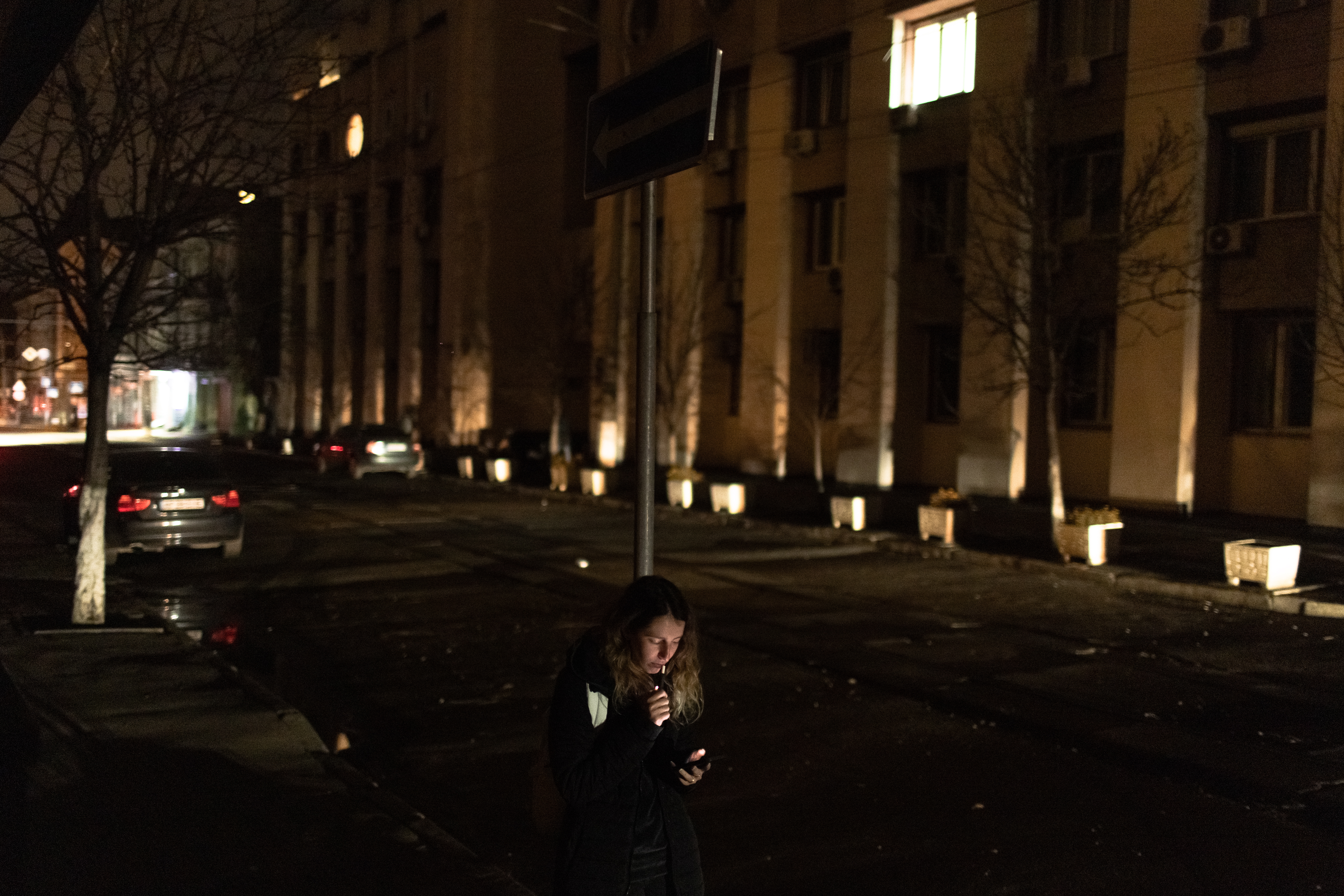 Пешеход на одной из улиц в центре Киева во время отключения электроэнергии 4 ноября. Фото EPA/ROMAN PILIPEY/Scanpix/Leta.