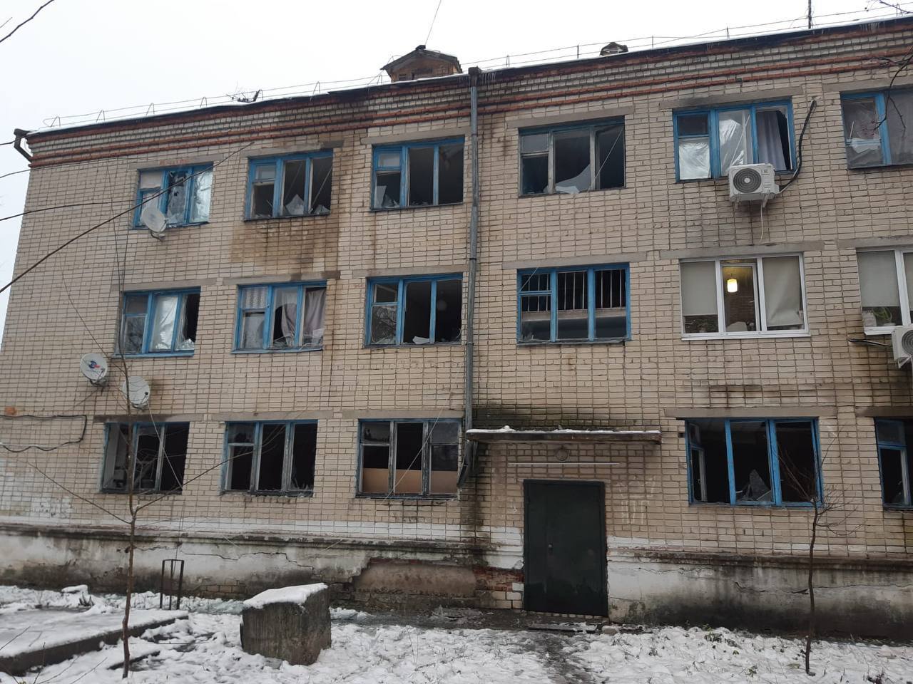 Дом, попавший под обстрел в Шебекино. Фото пресс-служба губернатора Белгородской области.