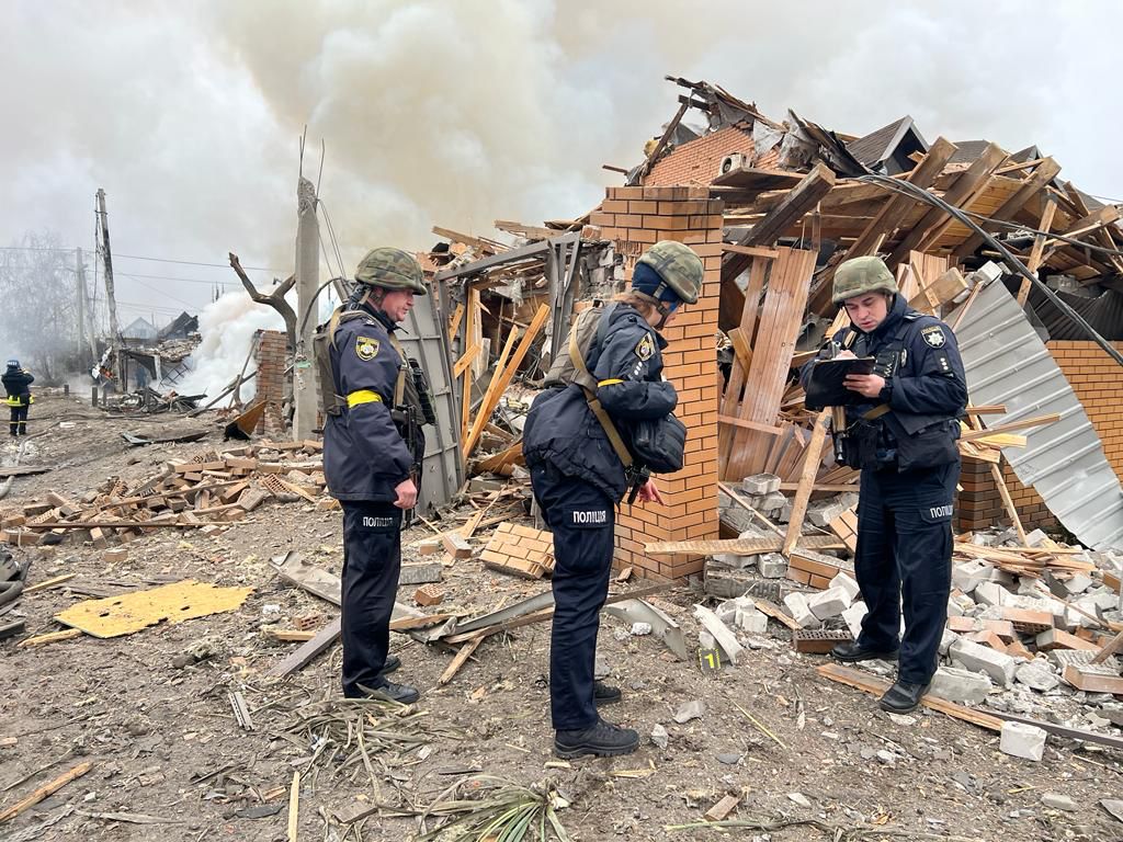 Сотрудники полиции работают на месте ракетного удара в Днепре, 26 ноября 2022 года. Фото пресс-служба полиции Днепропетровской области