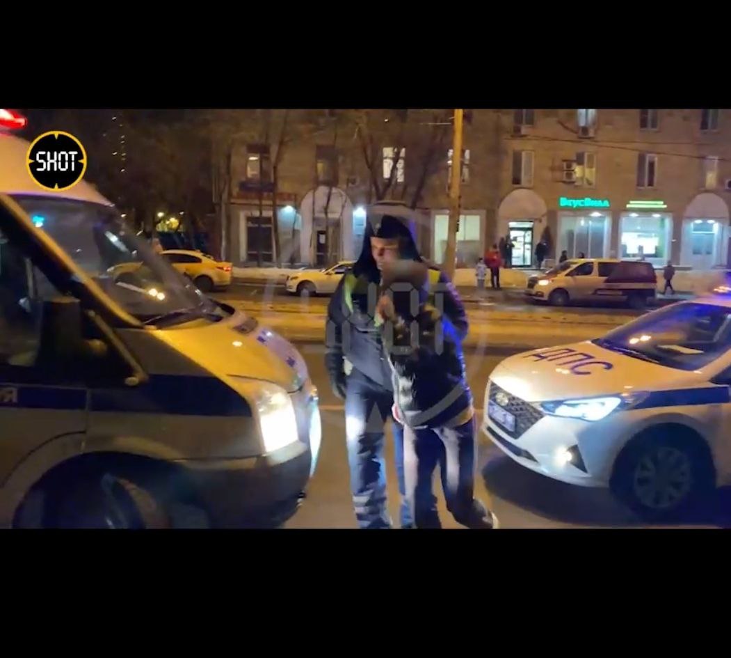 Полиция задерживает предположительную виновницу ДТП на улице Свободы в Москве. Скриншот из видеозаписи телеграм-канала Shot
