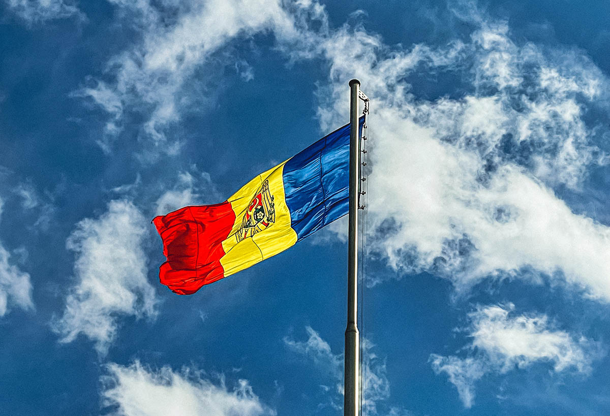 Флаг Молдовы. Фото Sasha Pleshco по лицензии Unsplash