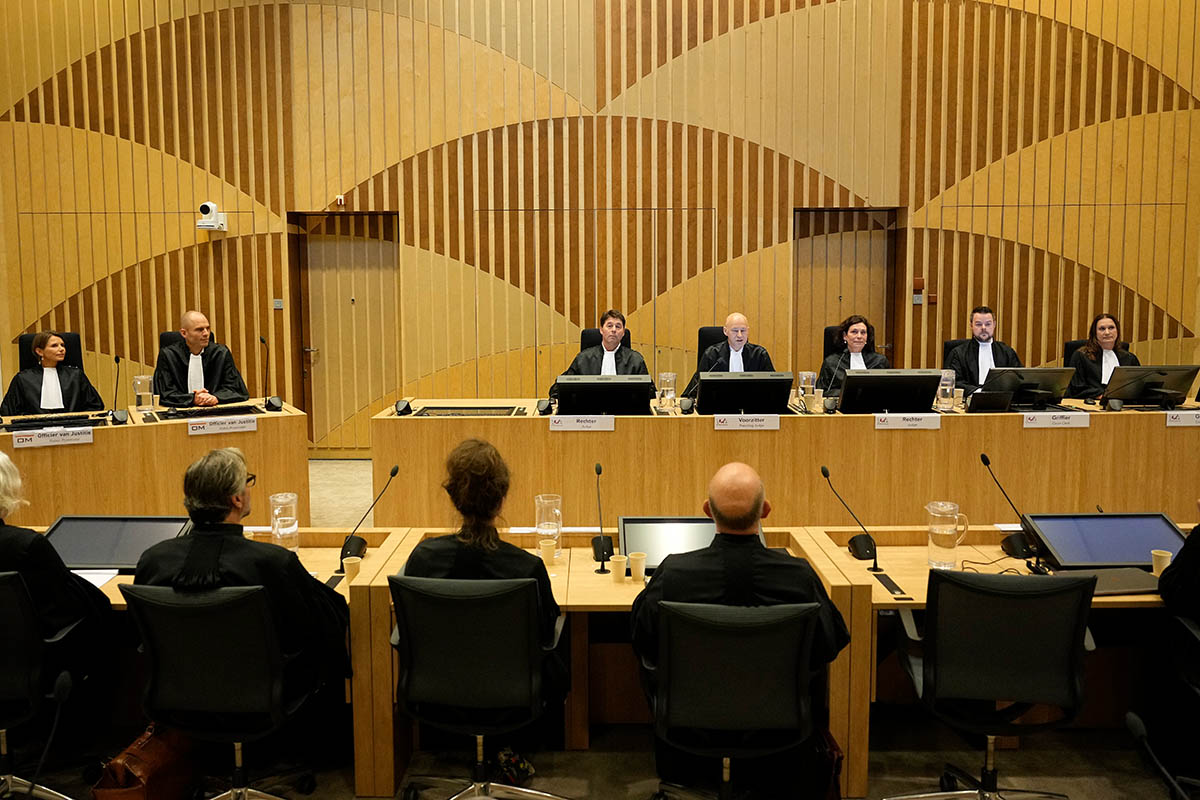 Председательствующий судья Хендрик Стенхейс (четвертый справа) выступает во время вынесения приговора по делу о катастрофе «Боинга» MH17 в Гаагском суде. 17 ноября 2022 года. Фото AP/Scanpix/LETA