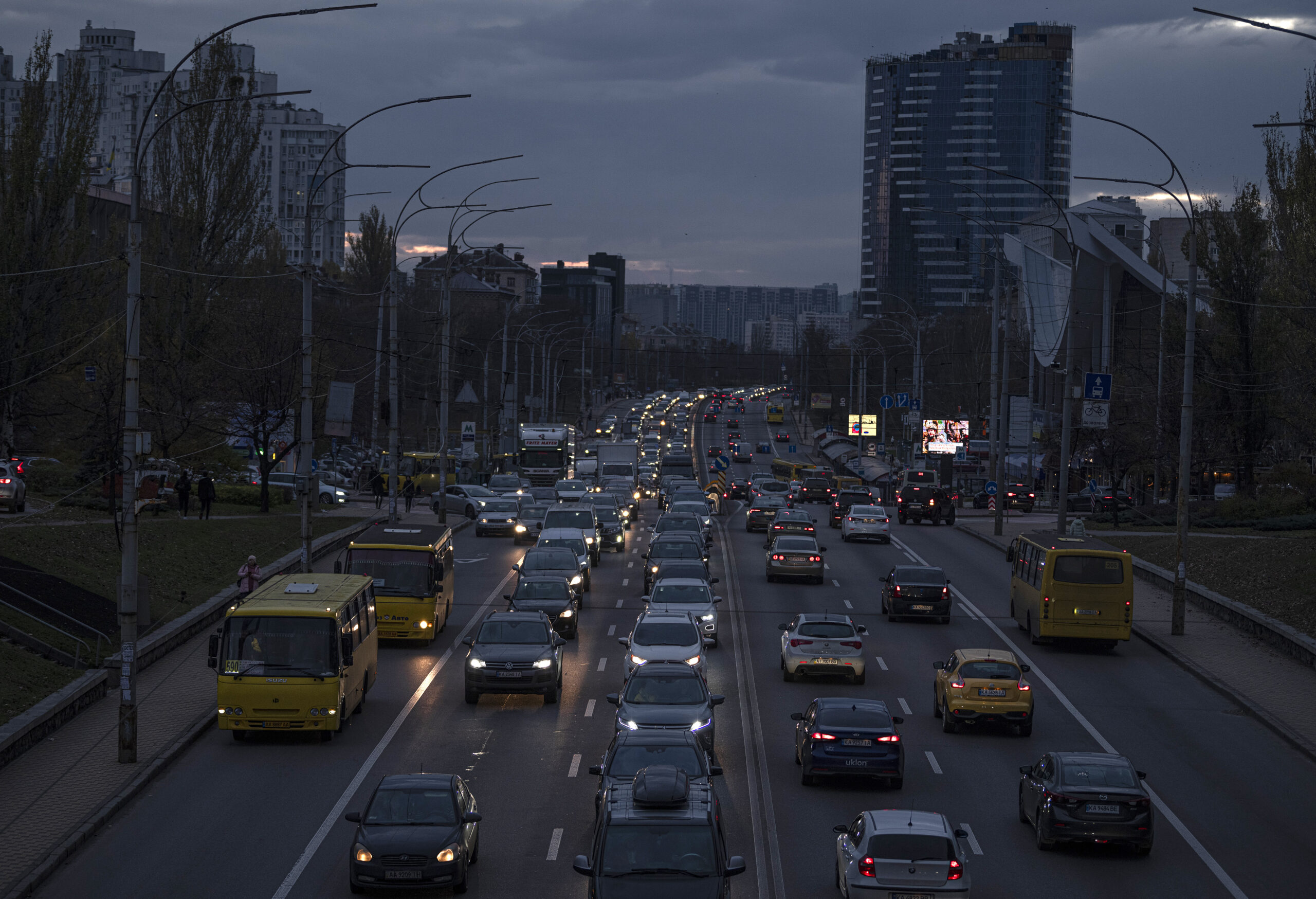 Машины на дороге в Киеве во время отключения электроэнергии 11 ноября. Фото AP Photo/Andrew Kravchenko/Scanpix/Leta.