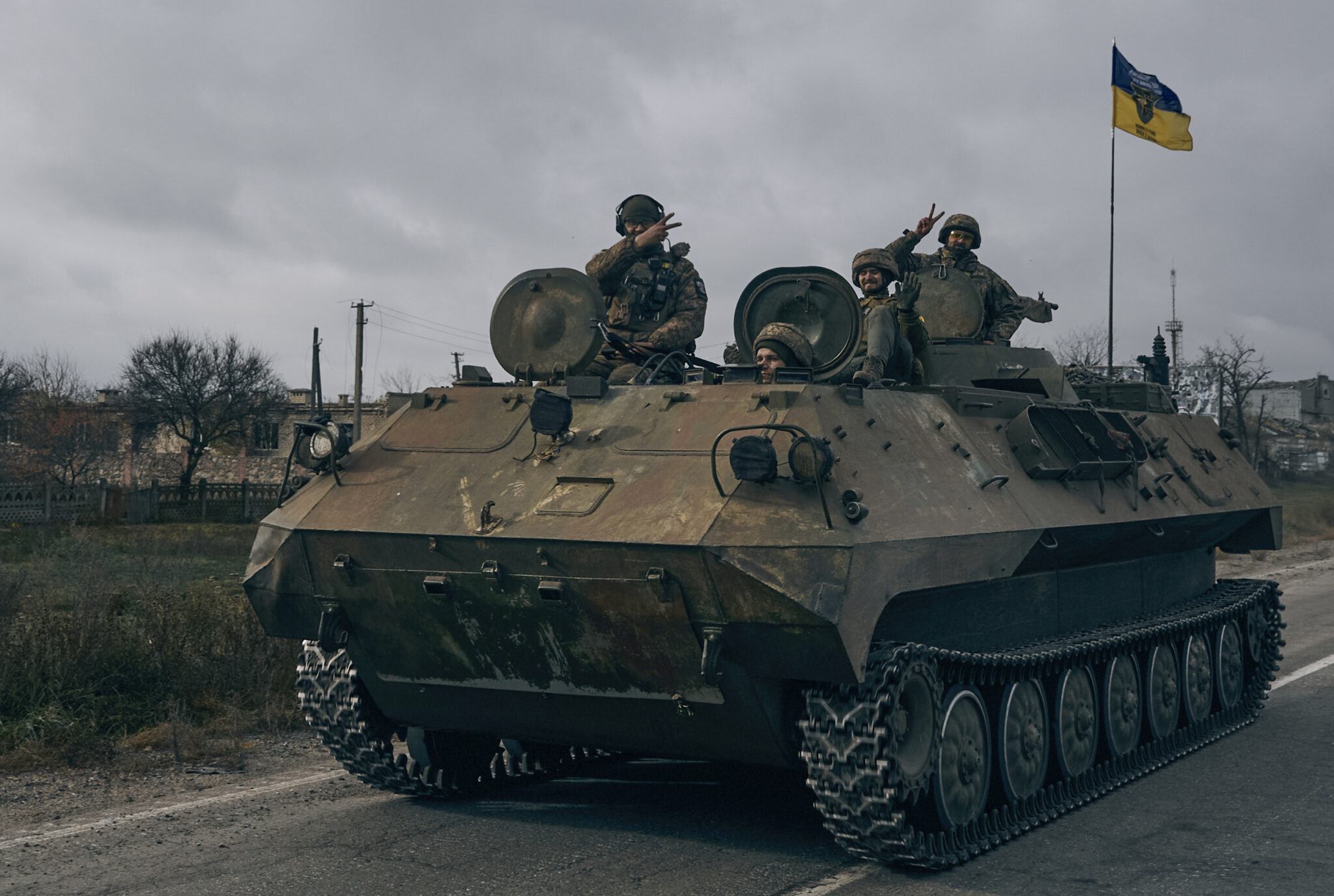 Военные ВСУ на захваченном российском бронетранспортере в Херсоне. Фото AP Photo/LIBKOS/Scanpix/Leta