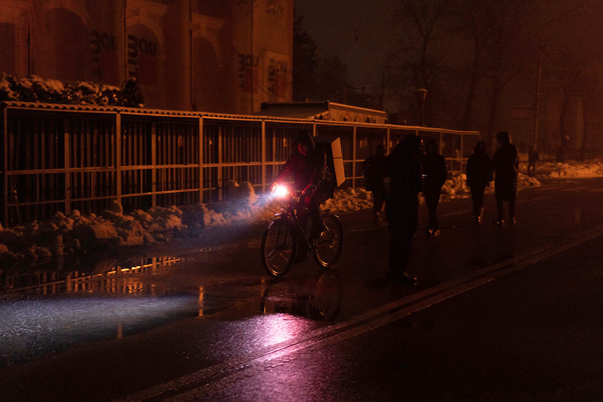 Улицы Киева после отключения электроэнергии. Фото Evgeniy Maloletka/AP/Scanpix/Leta