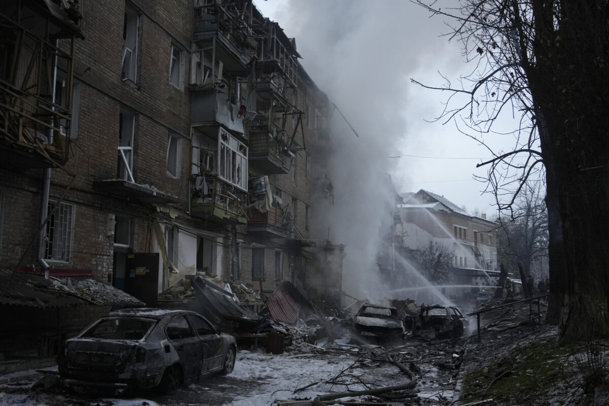 Последствия ракетного обстрела в городе Вышгород Киевской области 23 ноября 2022 года. Фото Efrem Lukatsky/AP Photo/Scanpix/Leta