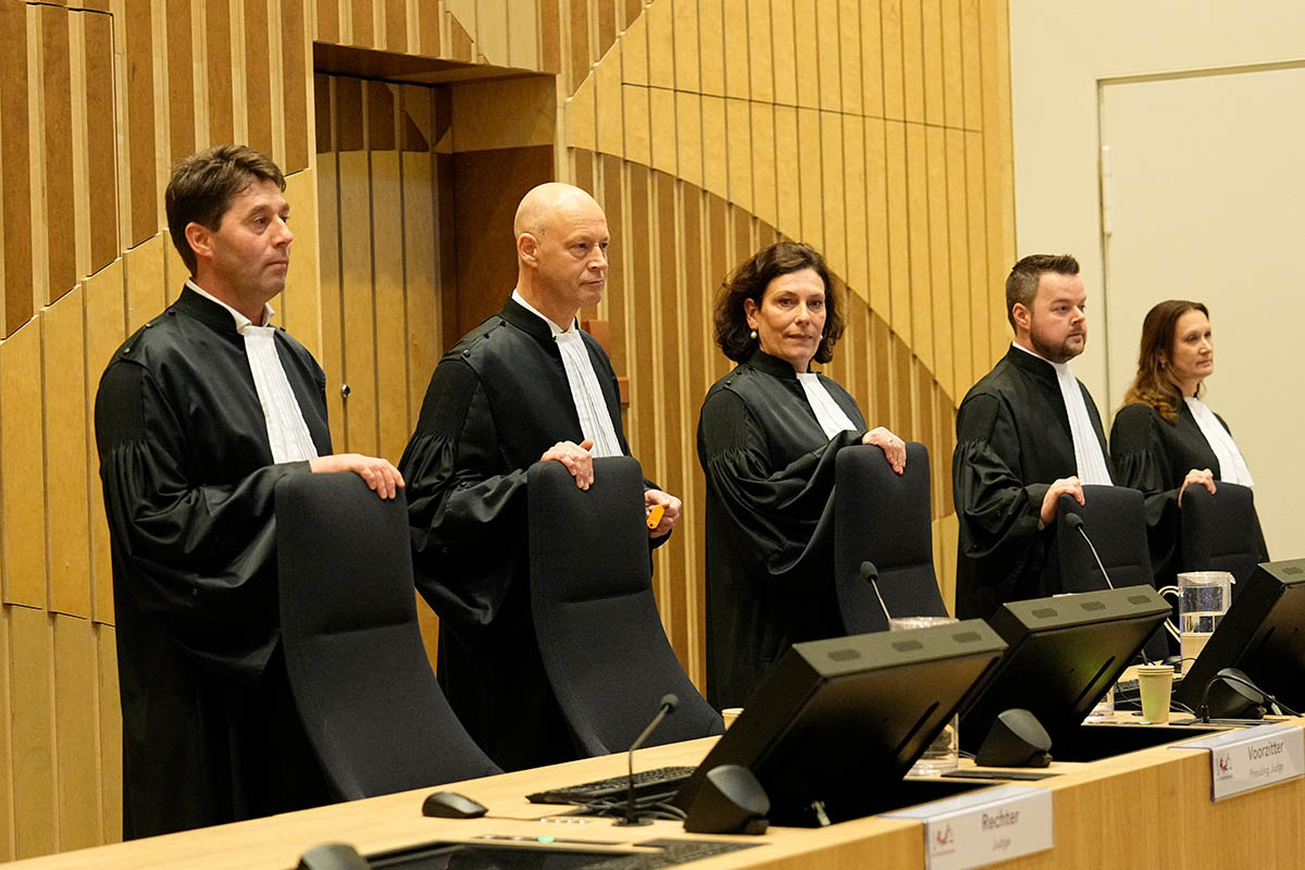 Председательствующий судья Хендрик Стенхейс (второй слева) стоит перед вынесением приговора по делу о катастрофе «Боинга» MH17 в Гаагском суде. 17 ноября 2022 года. Фото Phil Nijhuis/AP/Scanpix/LETA