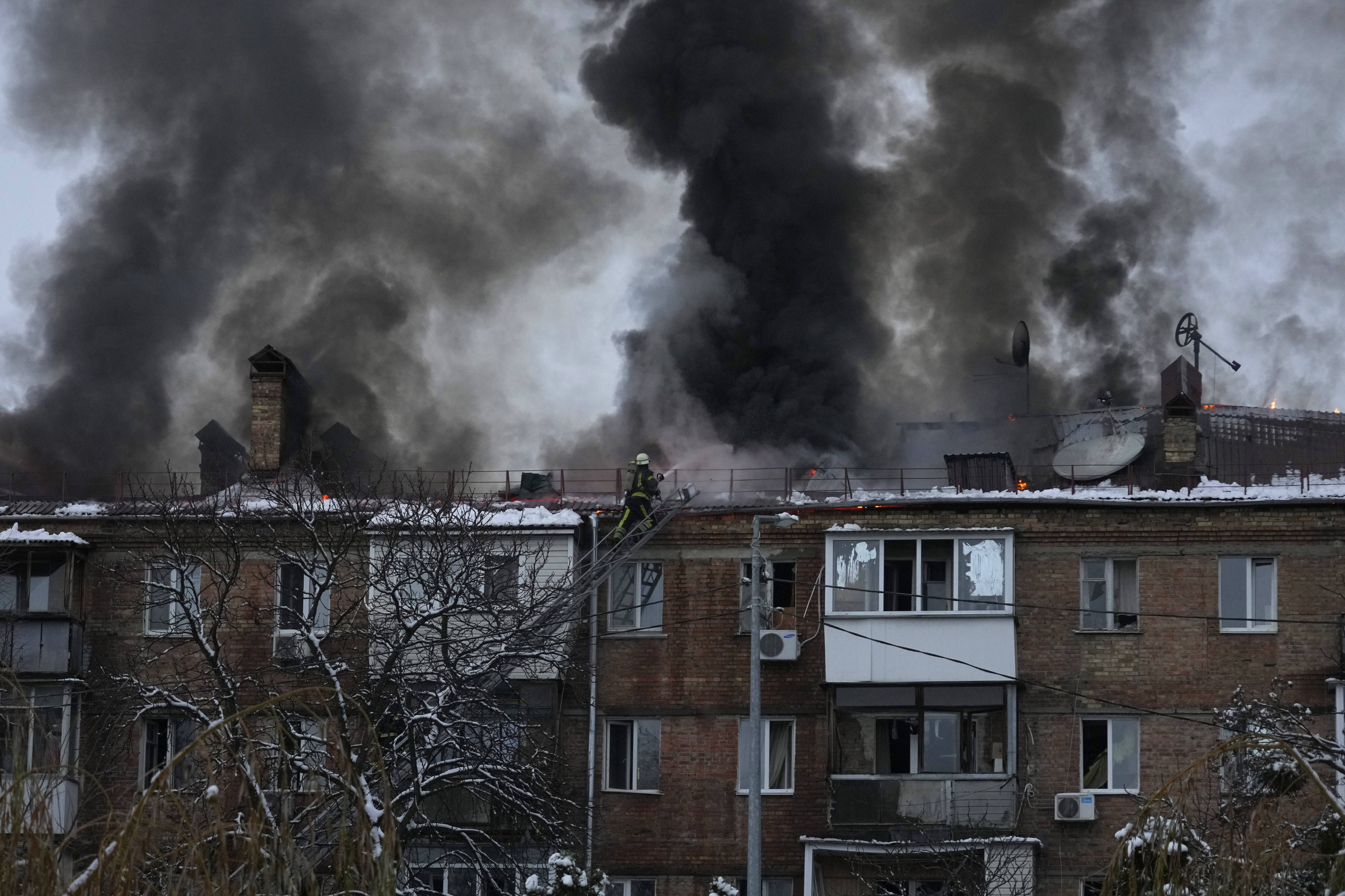 Последствия ракетного обстрела в городе Вышгород Киевской области 23 ноября 2022 года. Фото AP Photo/Efrem Lukatsky/Scanpix/Leta.