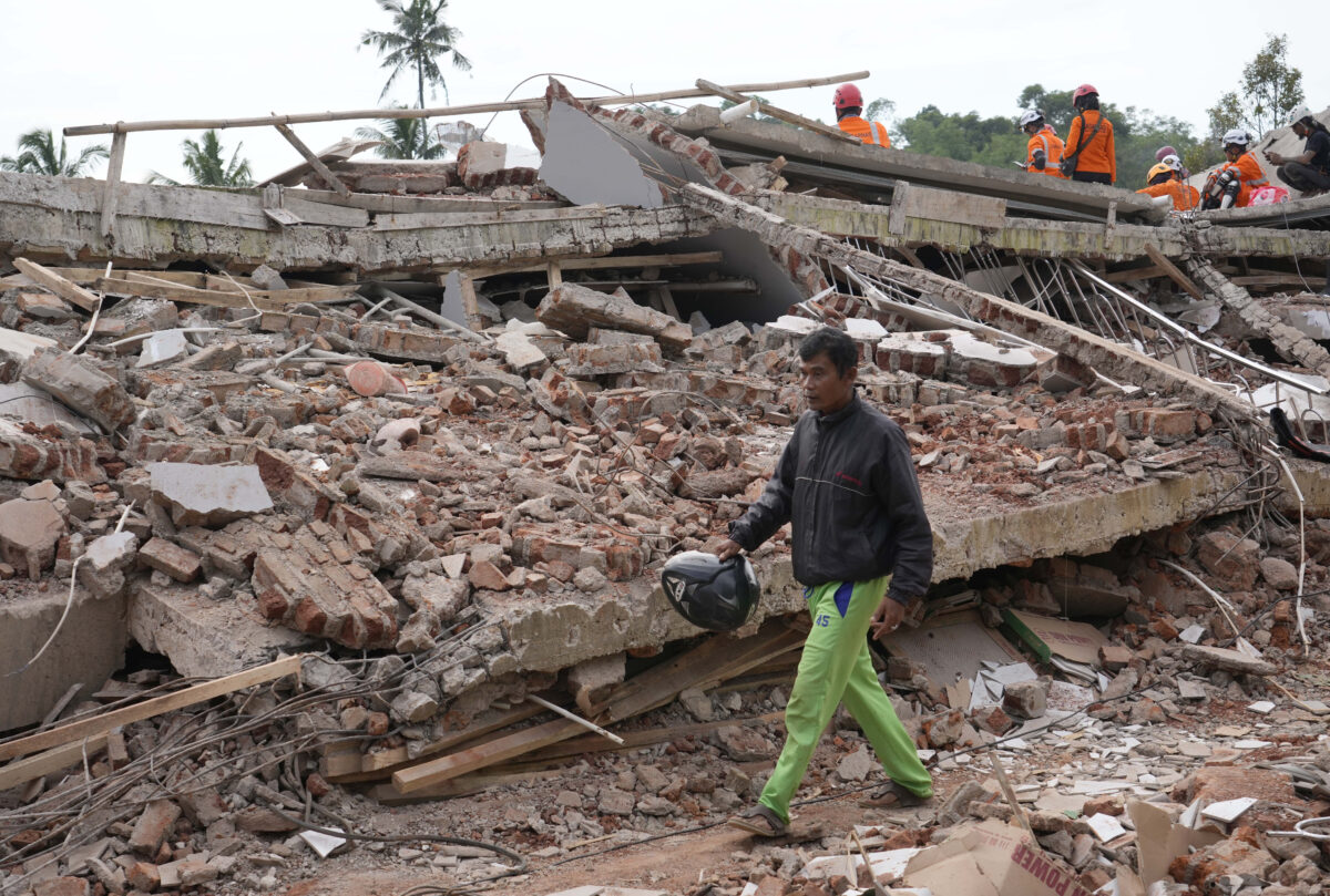 Спасатели разбирают обломки после землетрясения в Западной Яве. Фото AP/Scanpix/LETA