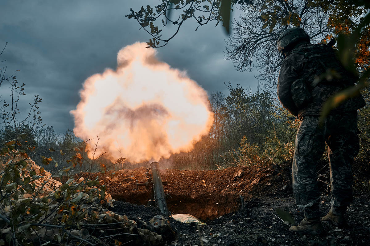 Украинские солдаты обстреливают российские позиции из миномета, октябрь 2022 года. Фото LIBKOS/AP/Scanpix/Leta