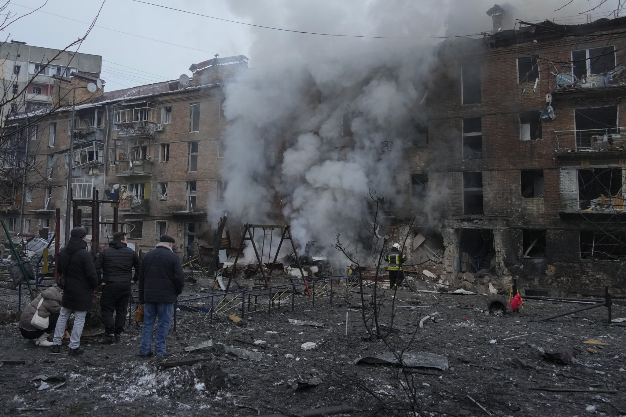 Последствия ракетного обстрела в городе Вышгород Киевской области 23 ноября 2022 года. Фото Efrem Lukatsky/AP Photo/Scanpix/Leta