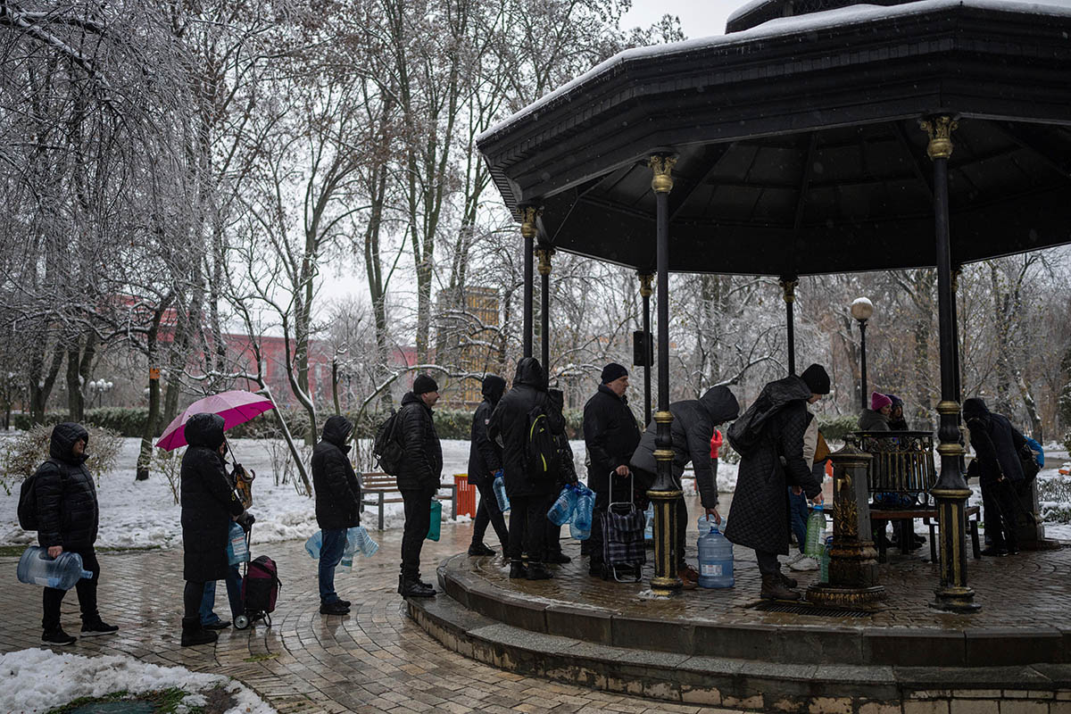 Люди стоят в очереди за водой в Киеве. Фото Evgeniy Maloletka/AP/Scanpix/Leta