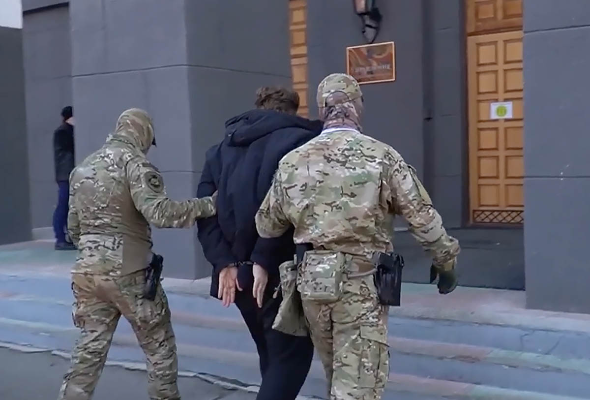 Задержание жителя Хабаровска сотрудниками ФСБ. Скриншот видео ЦОС ФСБ России