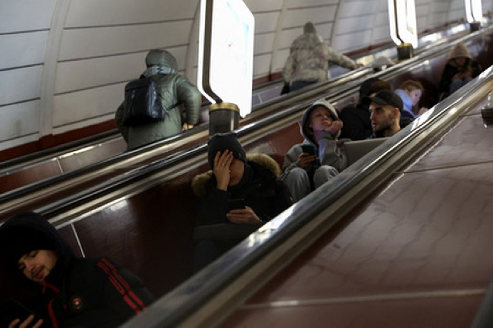 Люди укрываются от ракетных ударов в Киевском метро. Фото Shannon Stapleton/Reuters/Scanpix/LETA