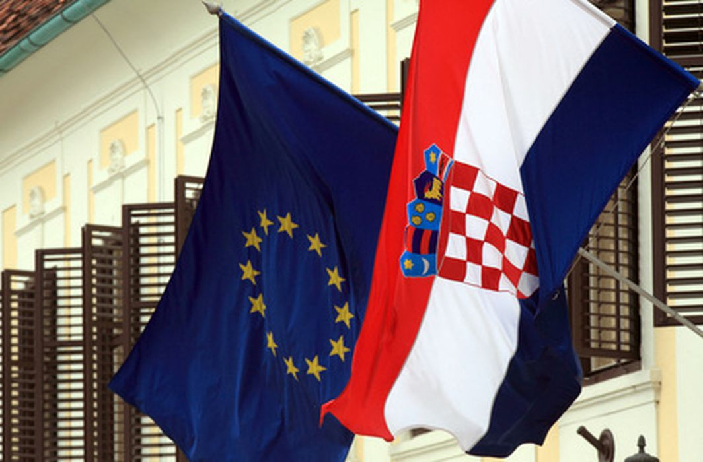 Флаги Хорватии и Евросоюза. Фото Nikola Solic/Reuters/Scanpix/LETA