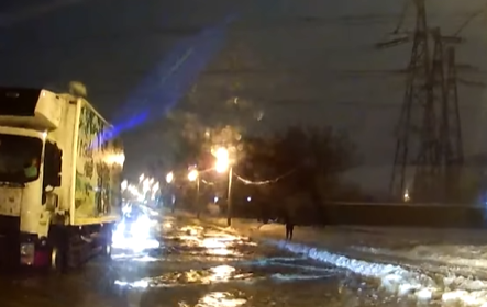 Ливневый дождь со снегом в Москве. Кадр телеканала "Мир 24"