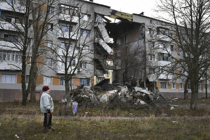 Разрушенный подъезд жилого дома в Бахмуте Донецкой области. Фото Andriy Andriyenko/AP Photo/Scanpix/LETA