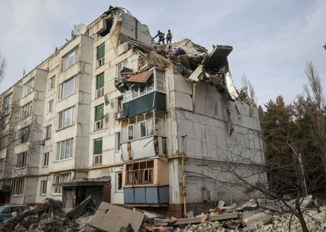 Разрушенный ракетным ударом жилой дом в Чугуеве Харьковской области. Фото Vyacheslav Madiyevskyy/Reuters/Scanpix/LETA