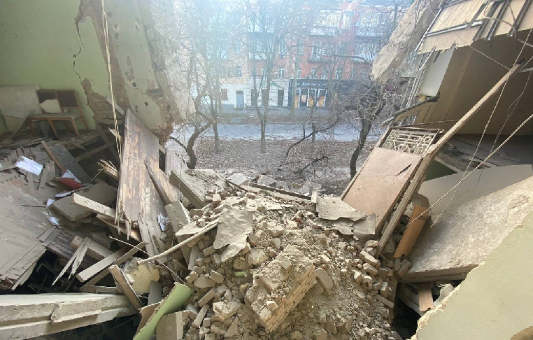 Последствия обстрела в Херсоне. Фото из телеграм-канала замглавы офиса президента Украины Кирилла Тимошенко