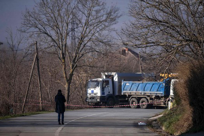 Дорога, забаррикадированная сербскими грузовиками в деревне Рударе недалеко от города Звечан 26 декабря 2022 года. Фото Armend NIMANI/AFP/Scanpix/LETA