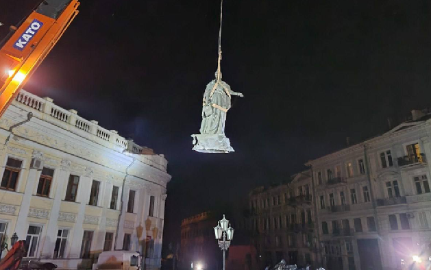 Демонтаж памятника Екатерине II в Одессе. Фото из телеграм-канала замглавы Офиса президента Украины Кирилла Тимошенко