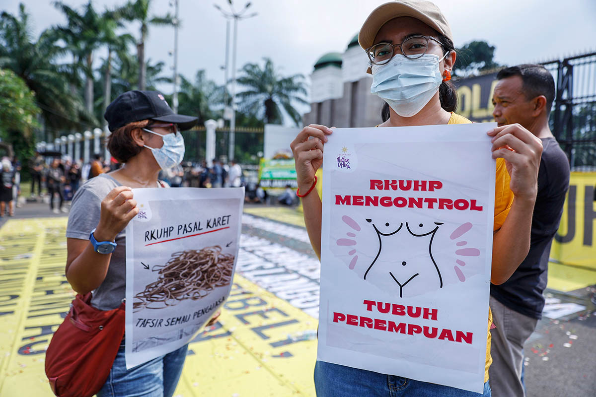 Плакат с надписью «Уголовный закон контролирует женское тело». Фото MAST IRHAM/EPA/Scanpix/Leta