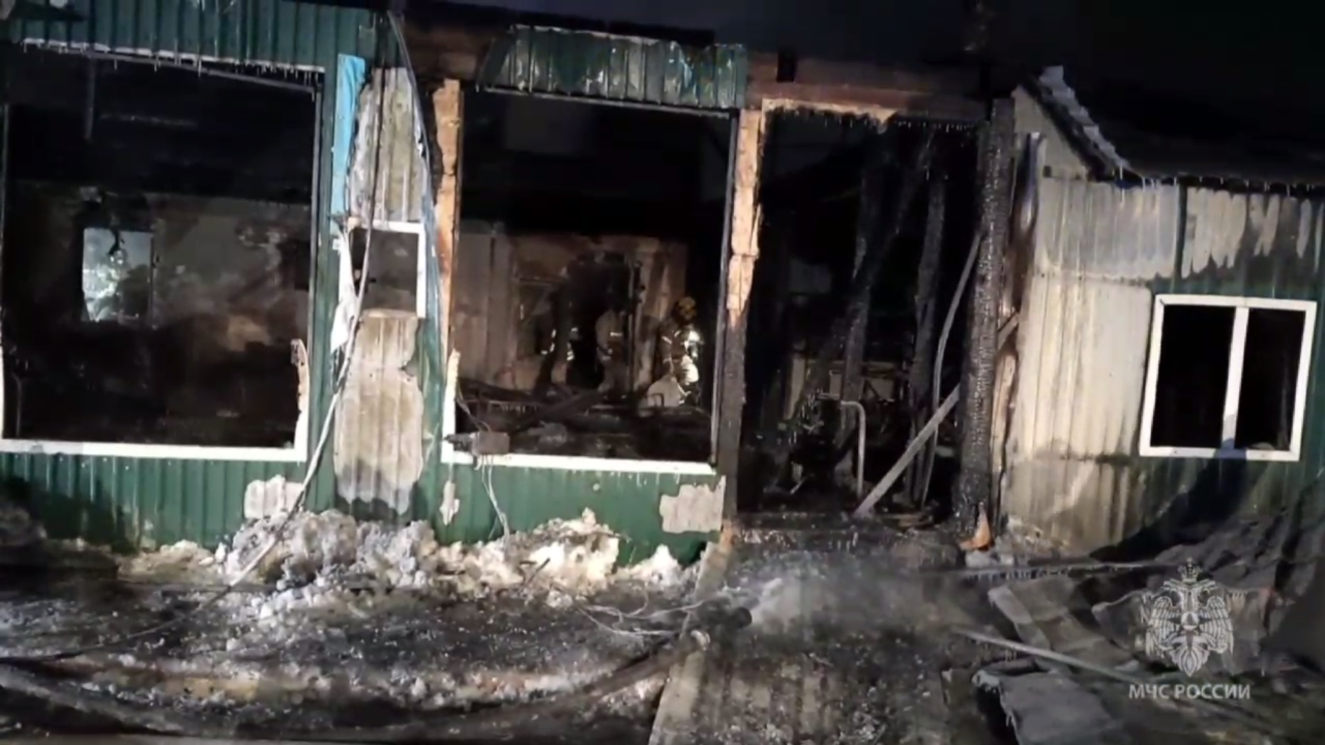 Ликвидация последствий пожара в доме престарелых в Кемерове. Скриншот из видео МЧС России