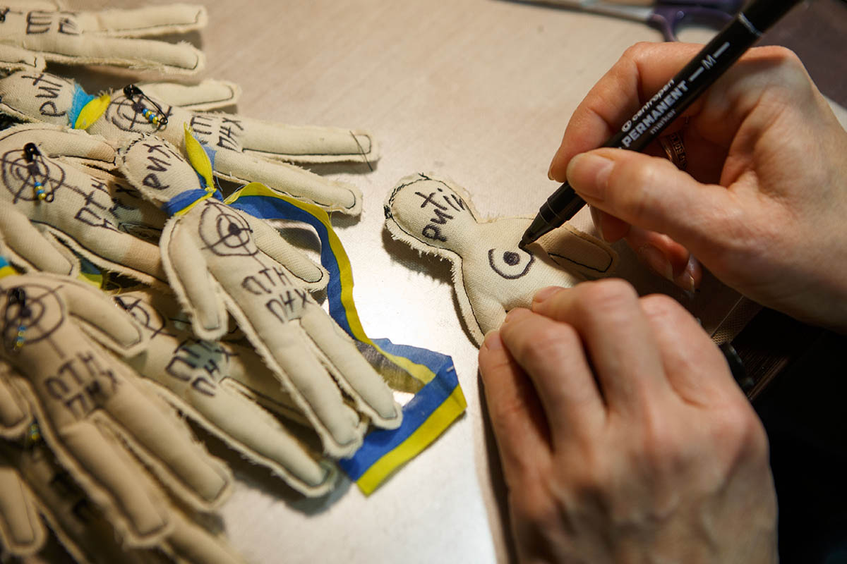 Ужгородская ремесленница рисует мишень на сувенирной кукле вуду Путина, деньги от продажи передаются на нужды украинской армии, Ужгород, Украина. Фото Serhii Hudak/ZUMA Press Wire/Scanpix/LETA