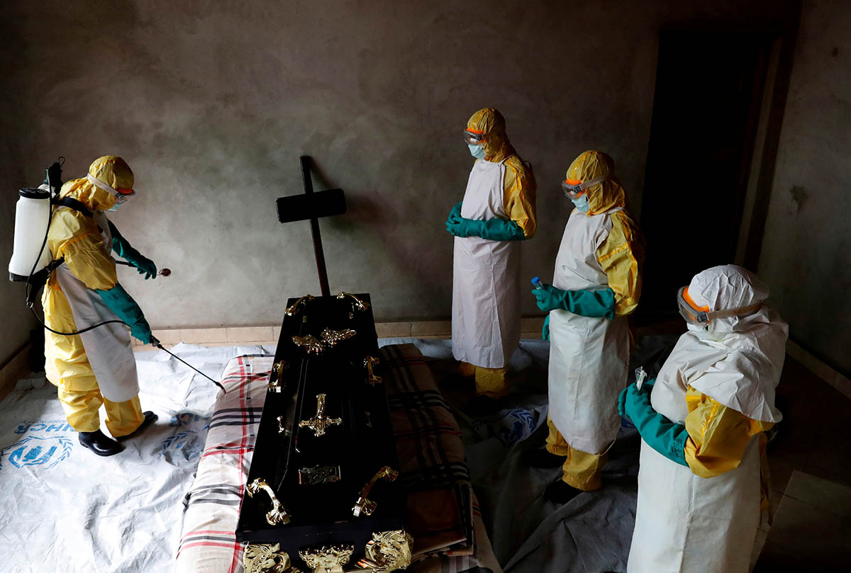 Похороны человека умершего от лихорадки Эбола в Бени, Демократическая Республика Конго. Фото Goran Tomasevic/REUTERS/Scanpix/LETA