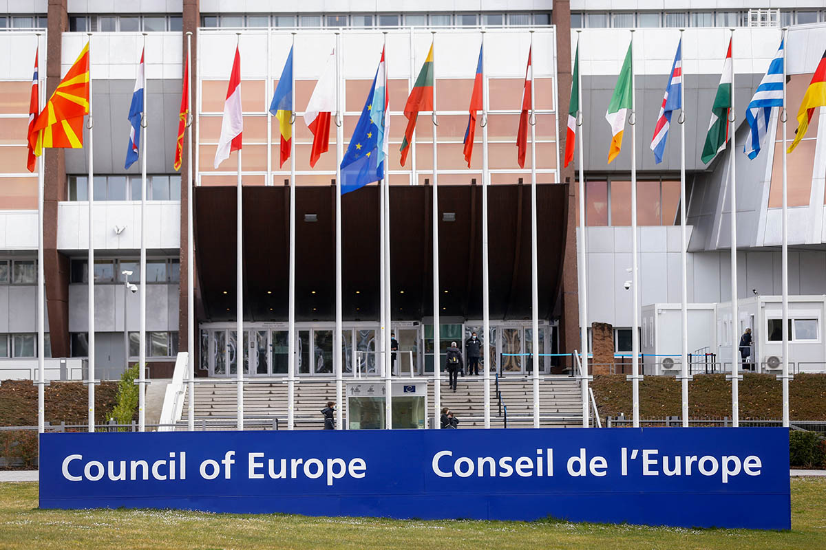 Флаги перед зданием Совета Европы. Фото Arnd Wiegmann/REUTERS/Scanpix/LETA