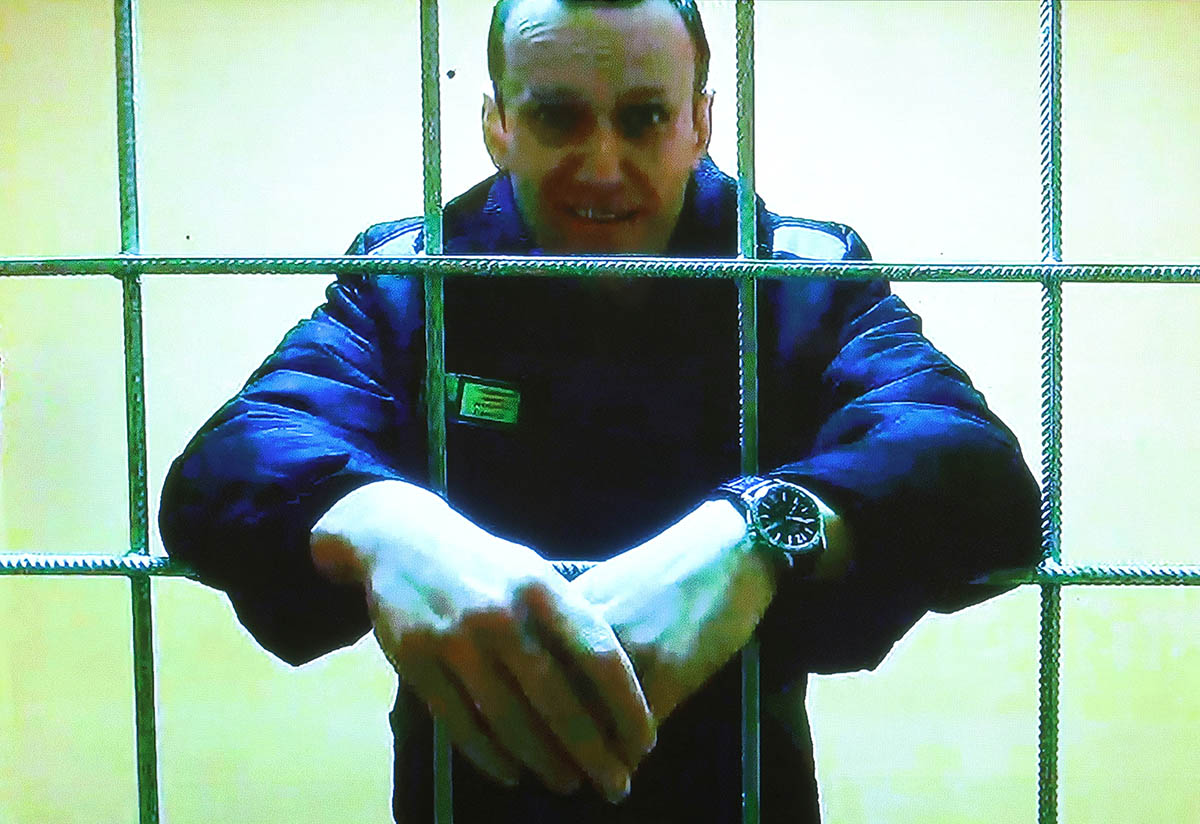 Алексей Навальный на экране телевизора на видеосвязи из тюрьмы. Фото Evgenia Novozhenina/REUTERS/Scanpix/Leta