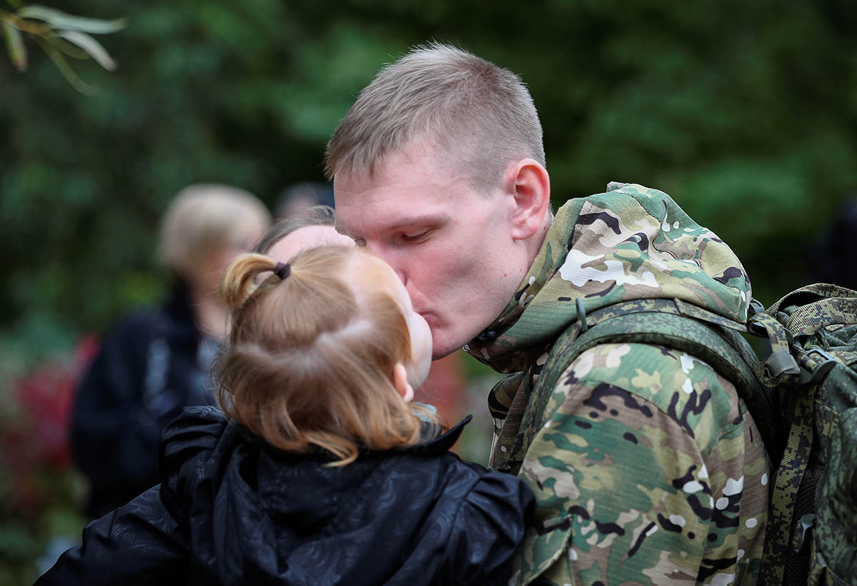 Российский мобилизованный прощается с семьей. Фото Stringer/REUTERS/Scanpix/Leta