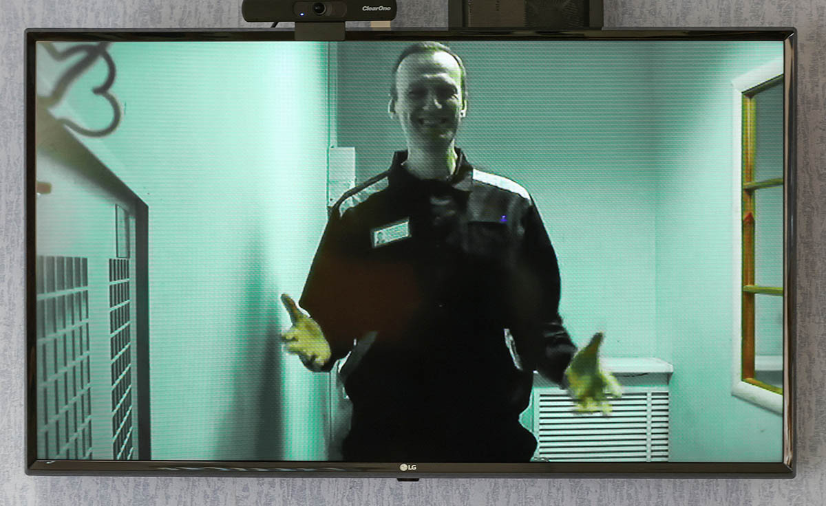Алексей Навальный на экране телевизора на видеосвязи из тюрьмы. Фото Yulia Morozova/REUTERS/Scanpix/Leta