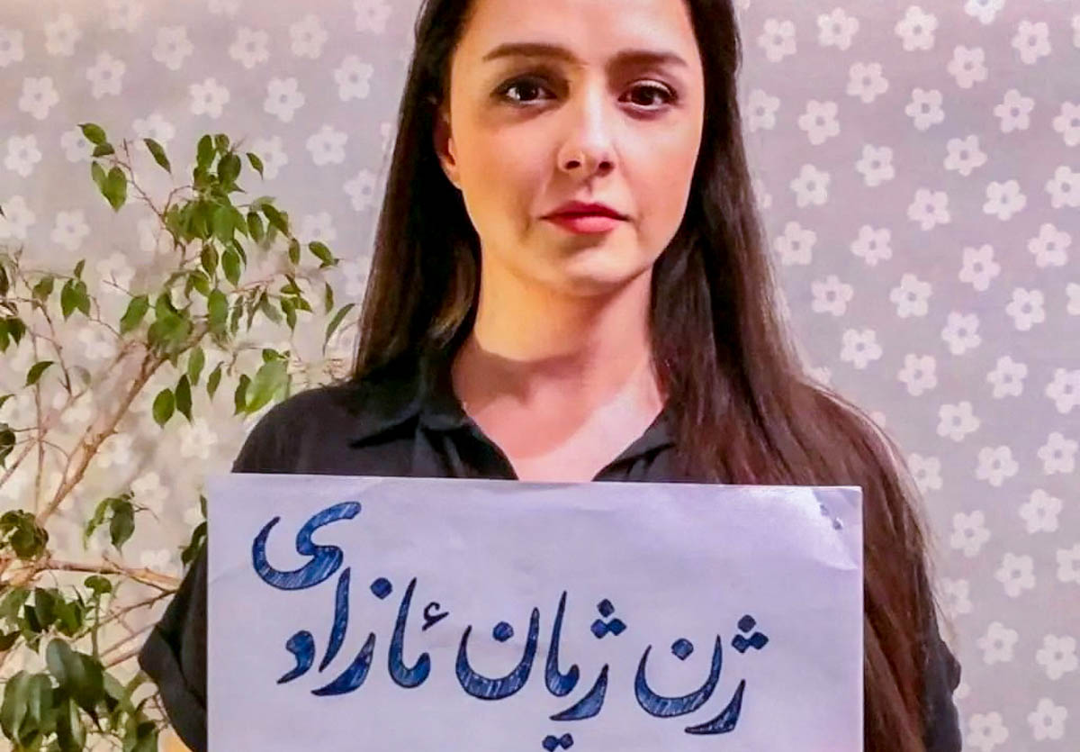 Таране Алидусити с плакатом иранских протестующих. Фото из ее Instagram.