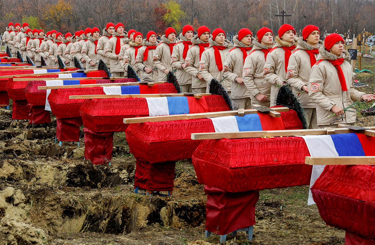Члены движения «Молодая армия» принимают участие в похоронах российских солдат на кладбище в Луганске. Фото Alexander Ermochenko/REUTERS/Scanpix/Leta