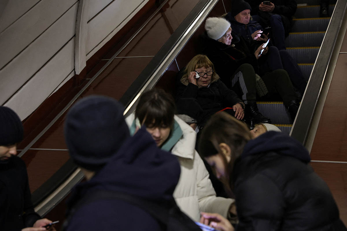 Люди укрываются в метро во время российских ракетных обстрелов в Киеве. 5 декабря 2022 года. Фото Shannon Stapleton/REUTERS/Scanpix/Leta