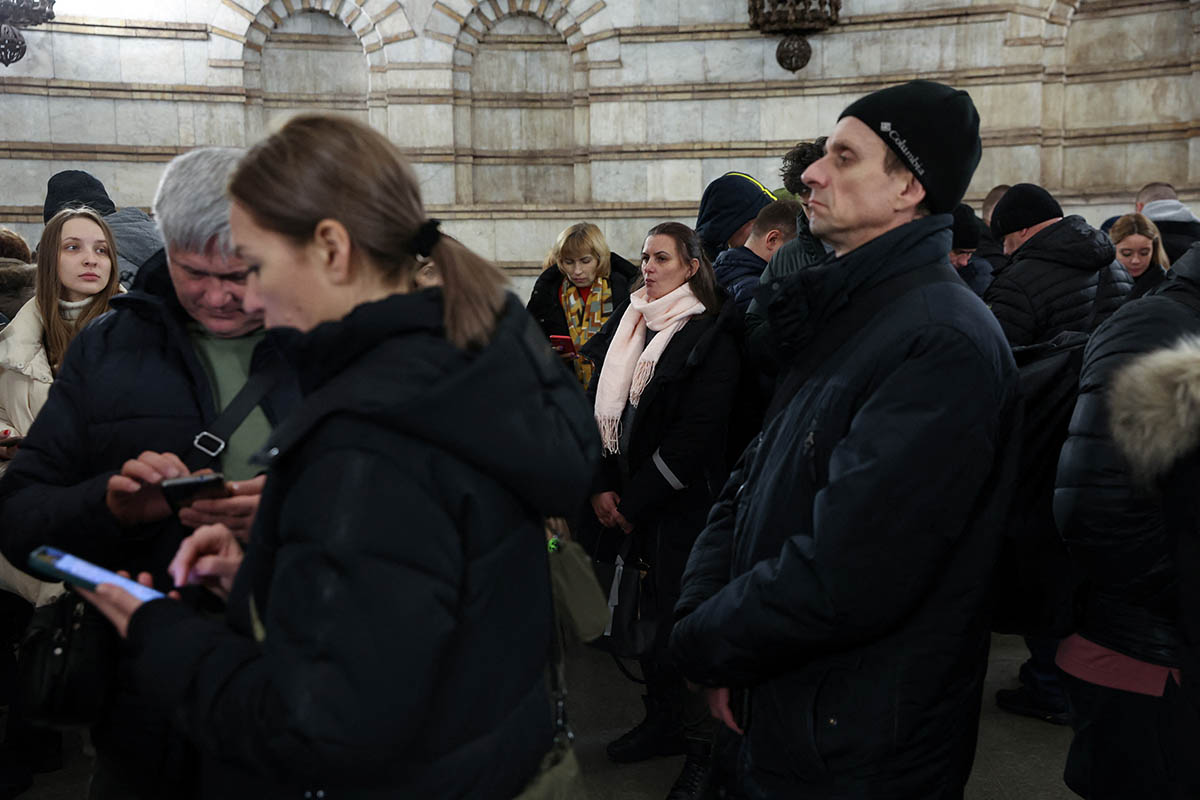 Люди укрываются в метро во время российских ракетных обстрелов в Киеве. 5 декабря 2022 года. Фото Shannon Stapleton/REUTERS/Scanpix/Leta