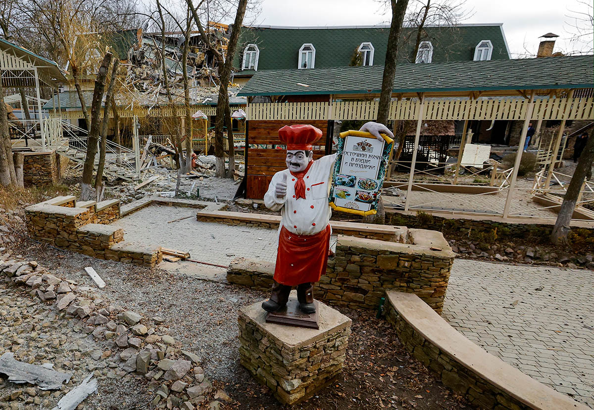 Вид на поврежденный ресторан «Шеш-Беш», где был ранен Дмитрий Рогозин. Украина, 22 декабря 2022 года. Фото Alexander Ermochenko/REUTERS/Scanpix/Leta