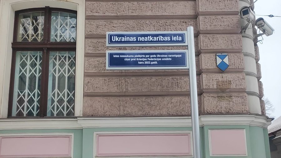 Табличка на здании посольства РФ в Риге. Фото: Мартиньш Стакис / Twitter.